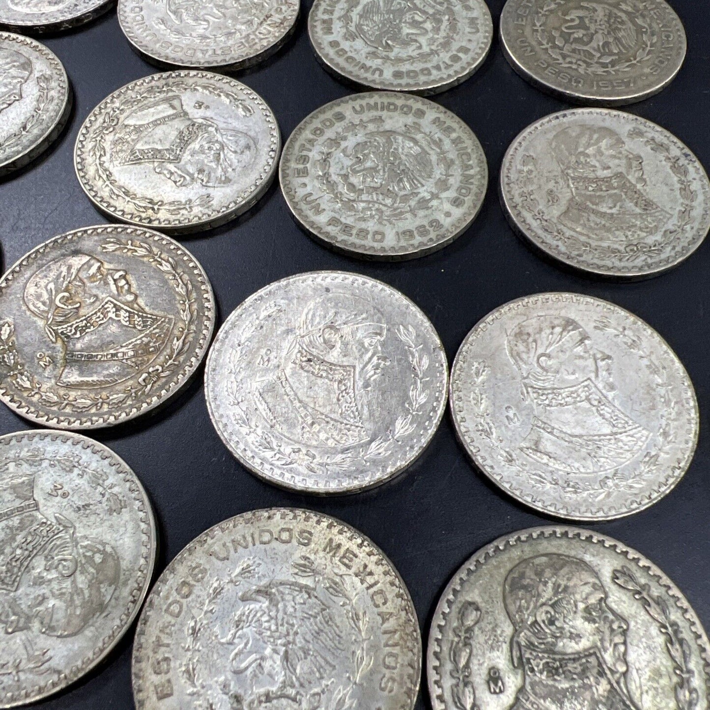 Roll of 25 0.0514 oz Mexico 10% Silver Un Peso Coins Average Circulated #B
