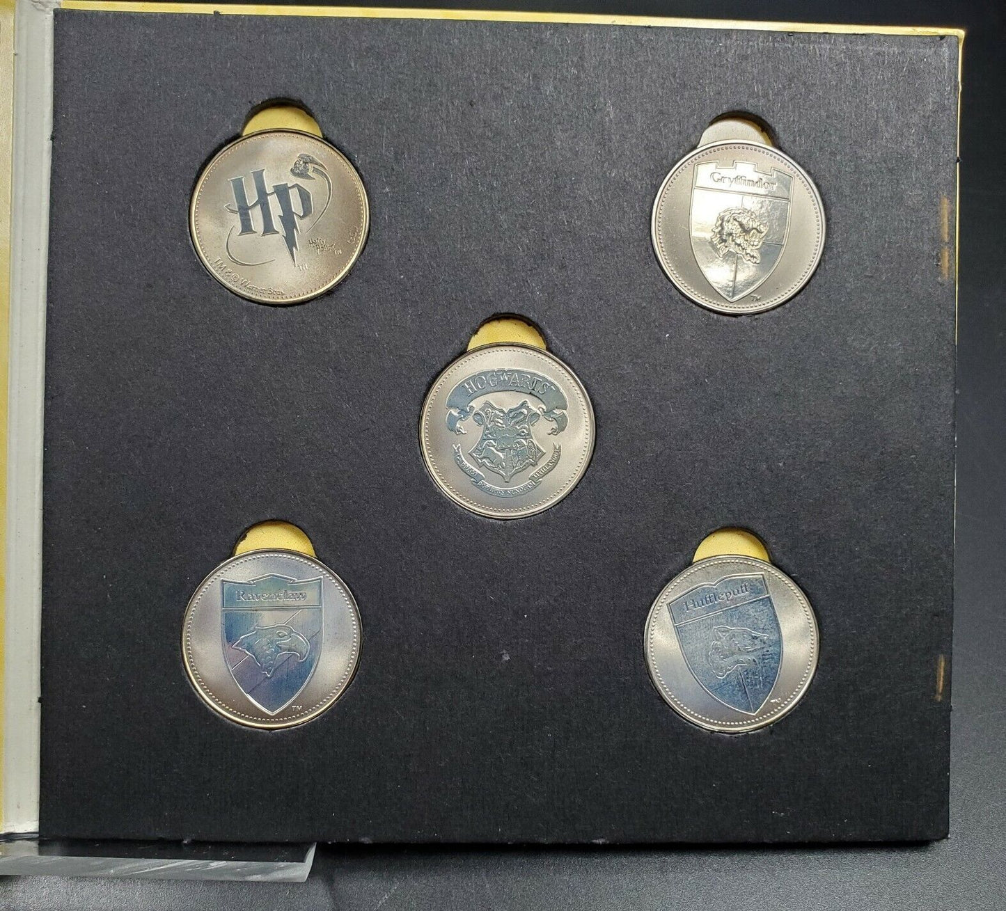 2002 HARRY POTTER Collectible Medallions 5 Coin & Sticker Set Reel Coinz open