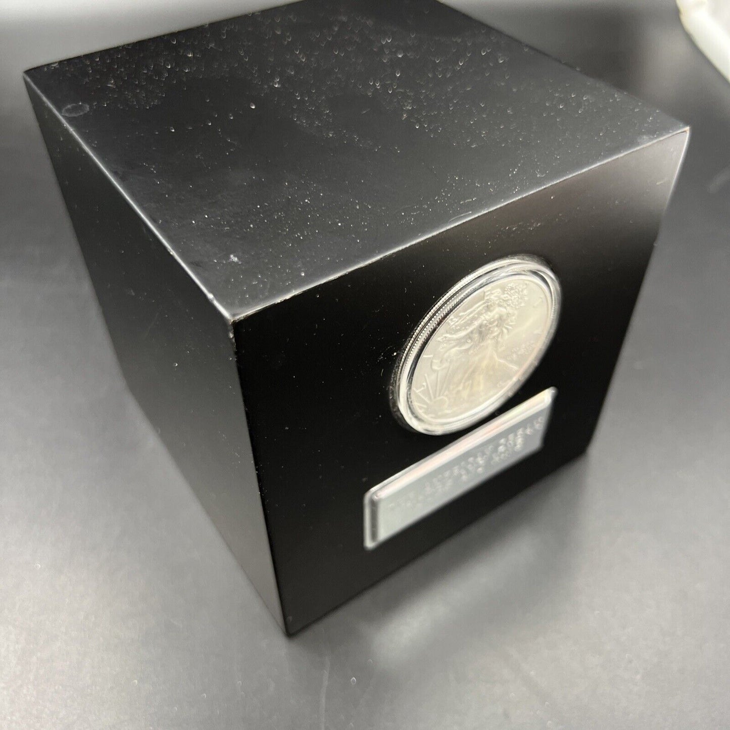 2010 1 Oz Silver Eagle GEM BU in Large Cube Display Holder