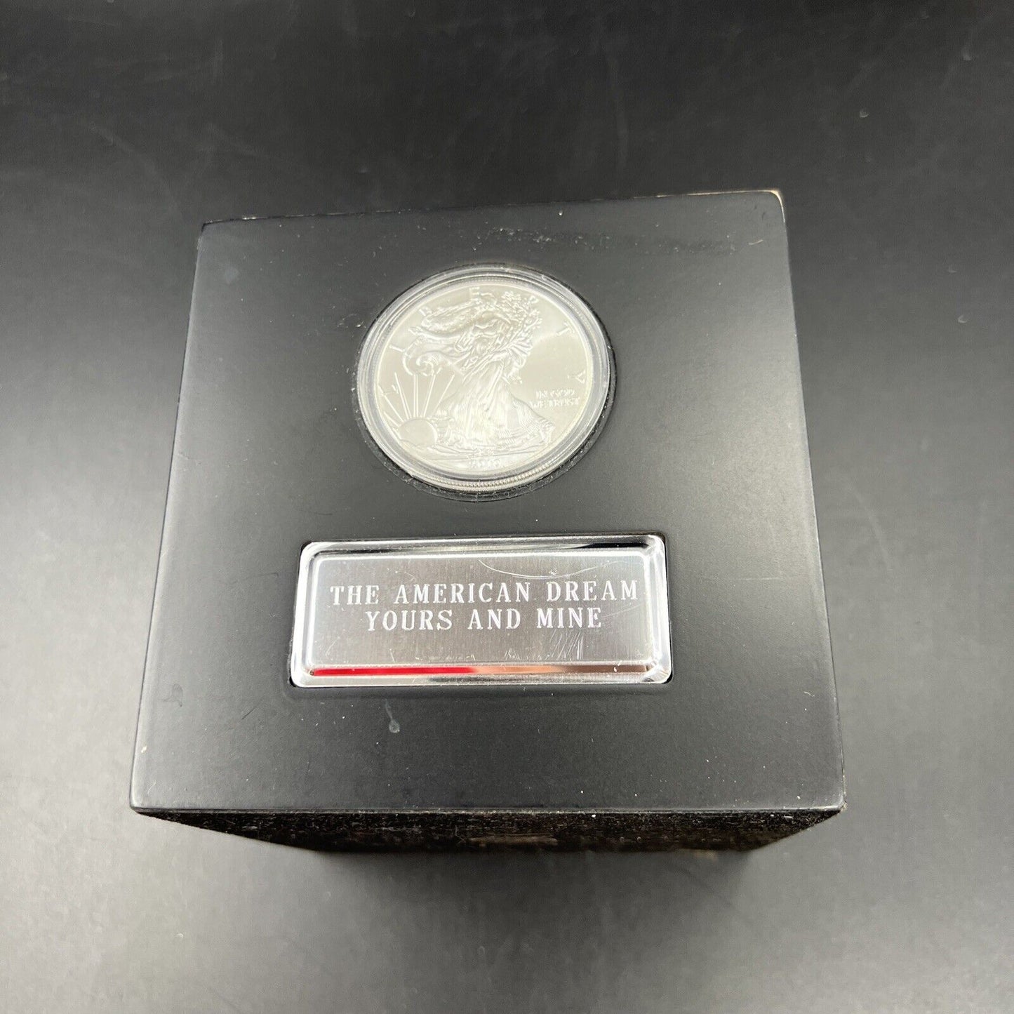 2010 1 Oz Silver Eagle GEM BU in Large Cube Display Holder