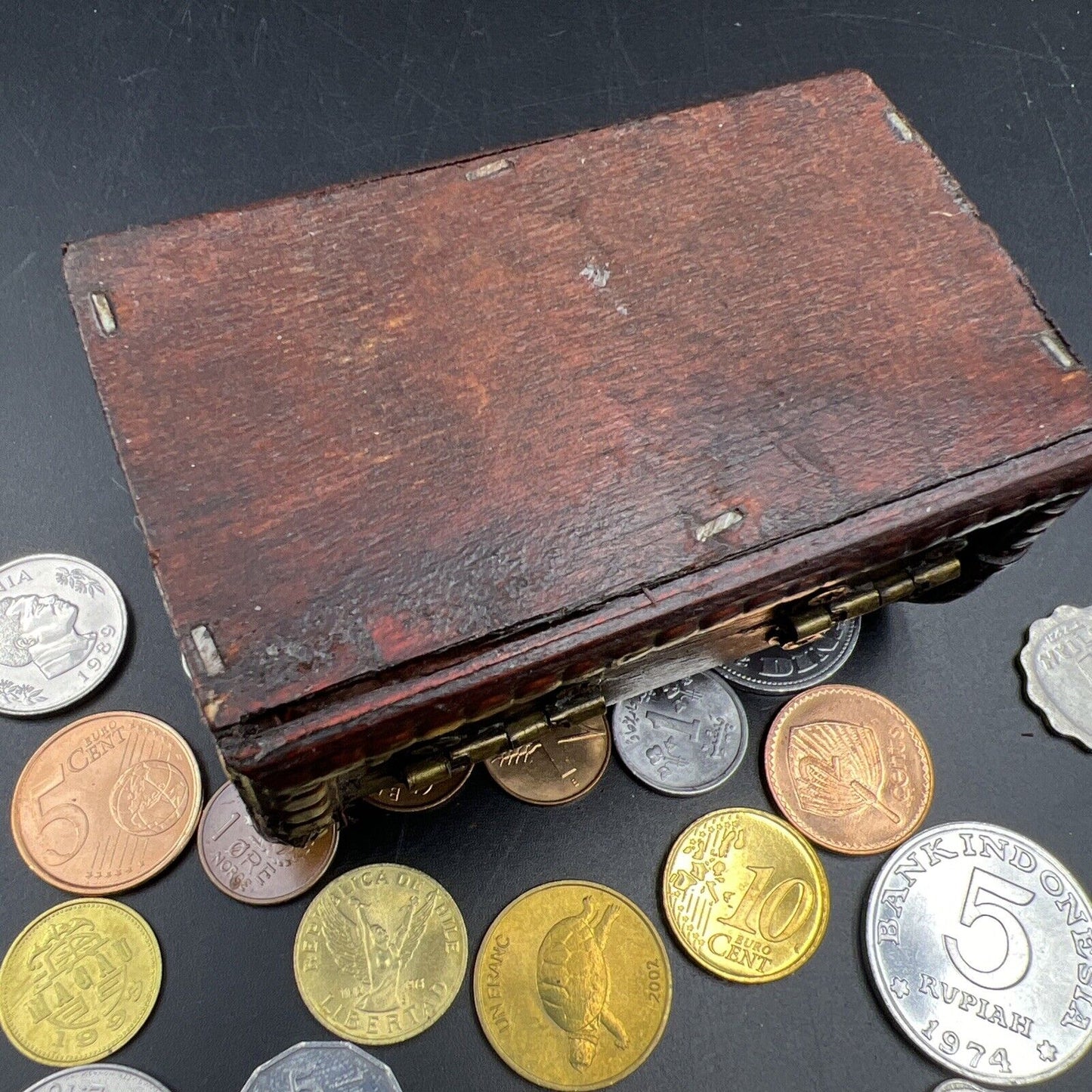 50 Unc Coins from 50 Countries with Toy Treasure Chest