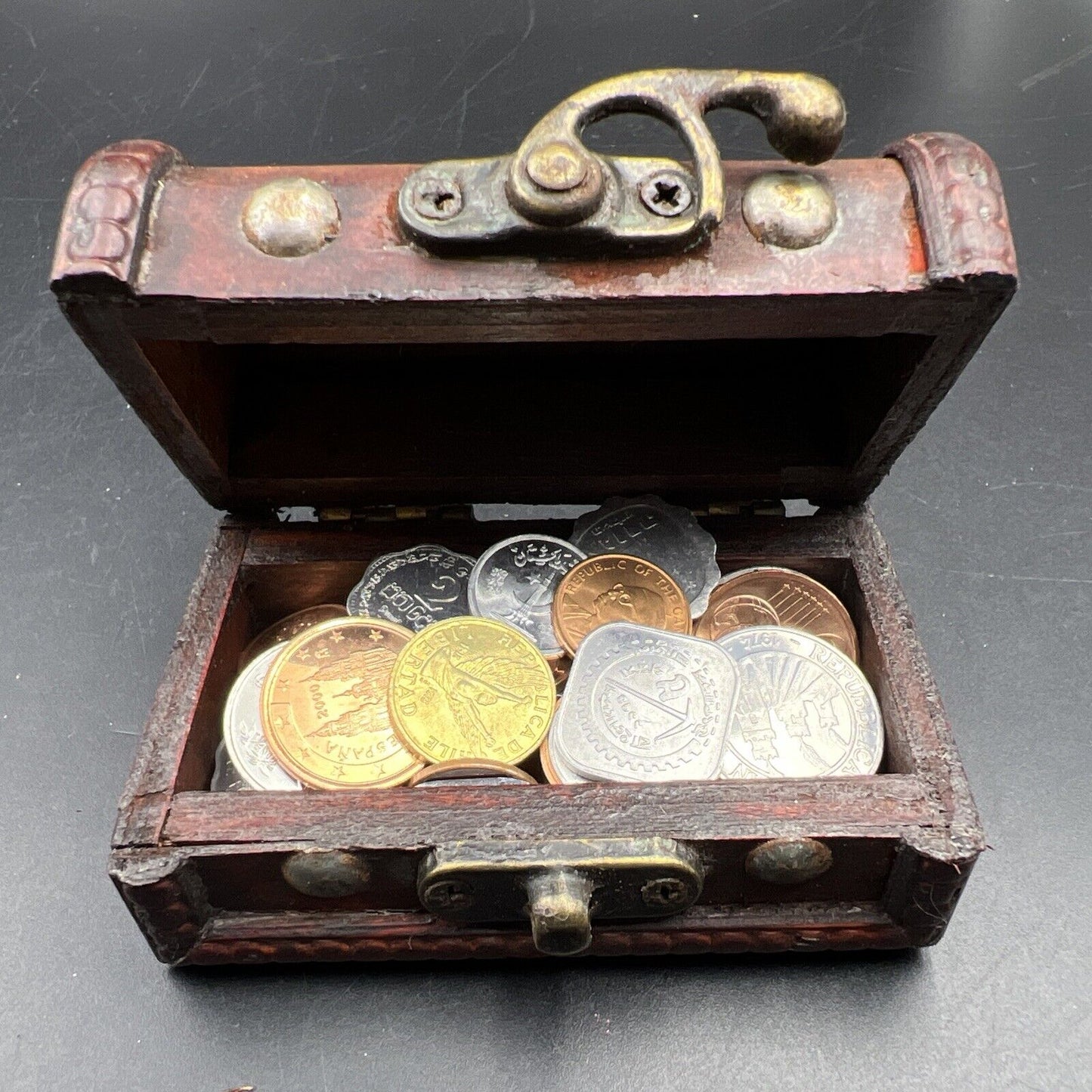 50 Unc Coins from 50 Countries with Toy Treasure Chest