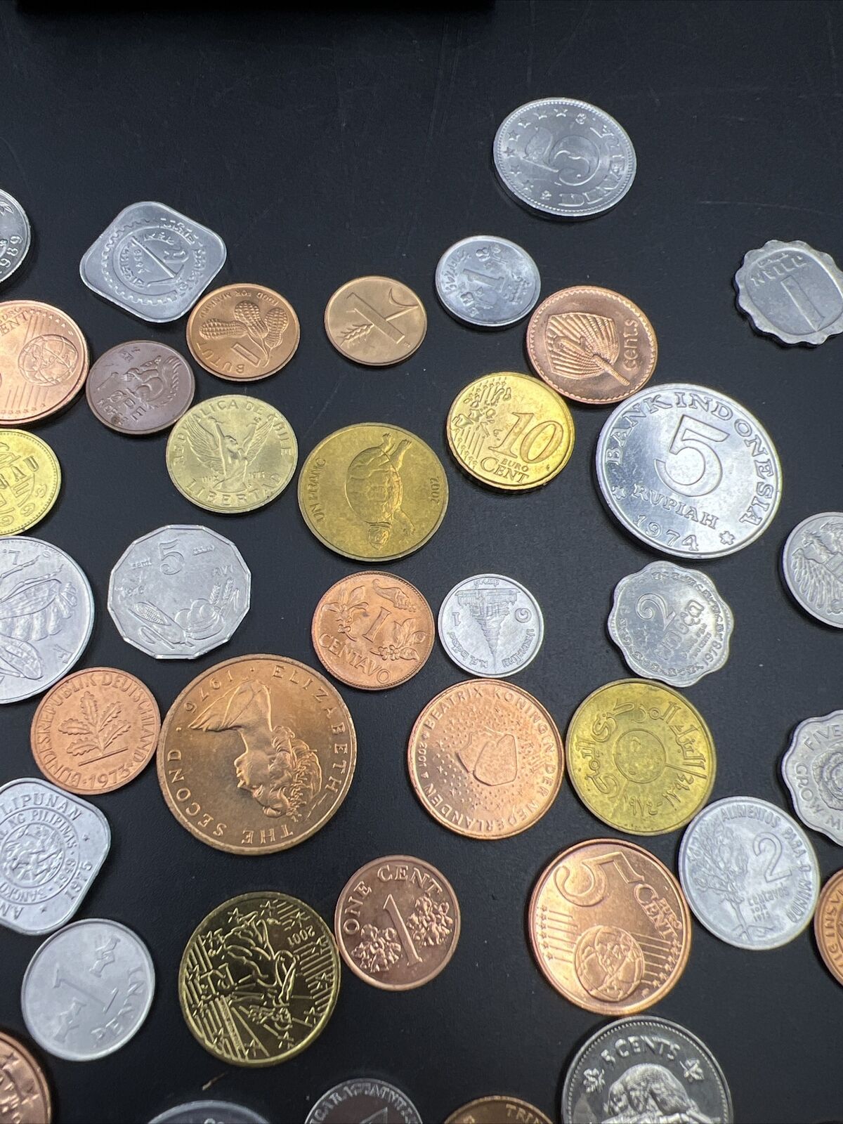 50 Unc Coins from 50 Countries with Toy Treasure Chest