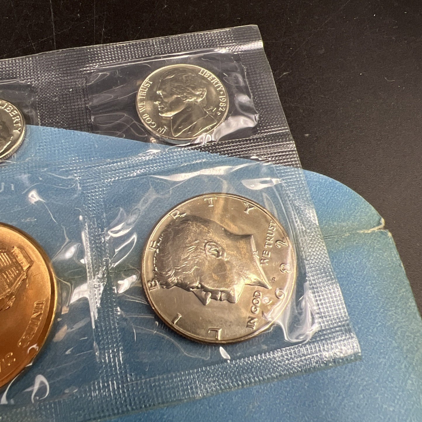 1982 D Denver Mint Souvenir Set Uncirculated Coins and Medal with Envelope