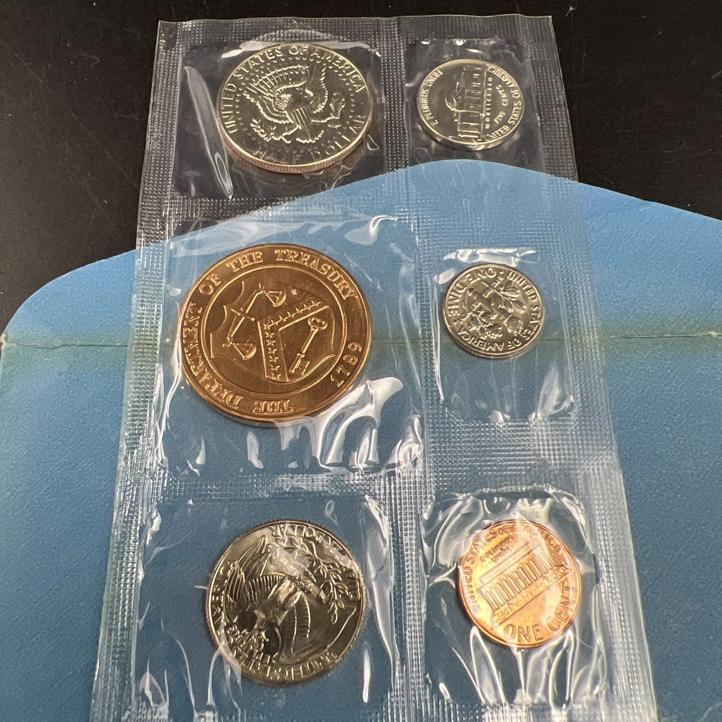 1982 D Denver Mint Souvenir Set Uncirculated Coins and Medal with Envelope