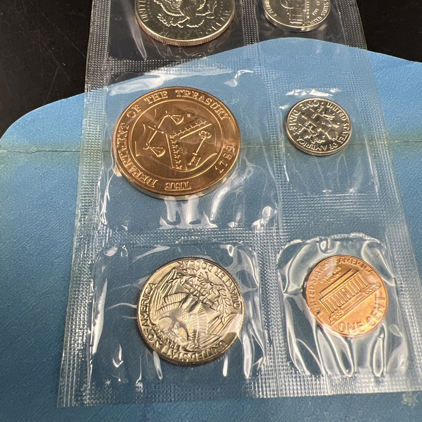 1982 D Denver Mint Souvenir Set Uncirculated Coins and Medal with Envelope