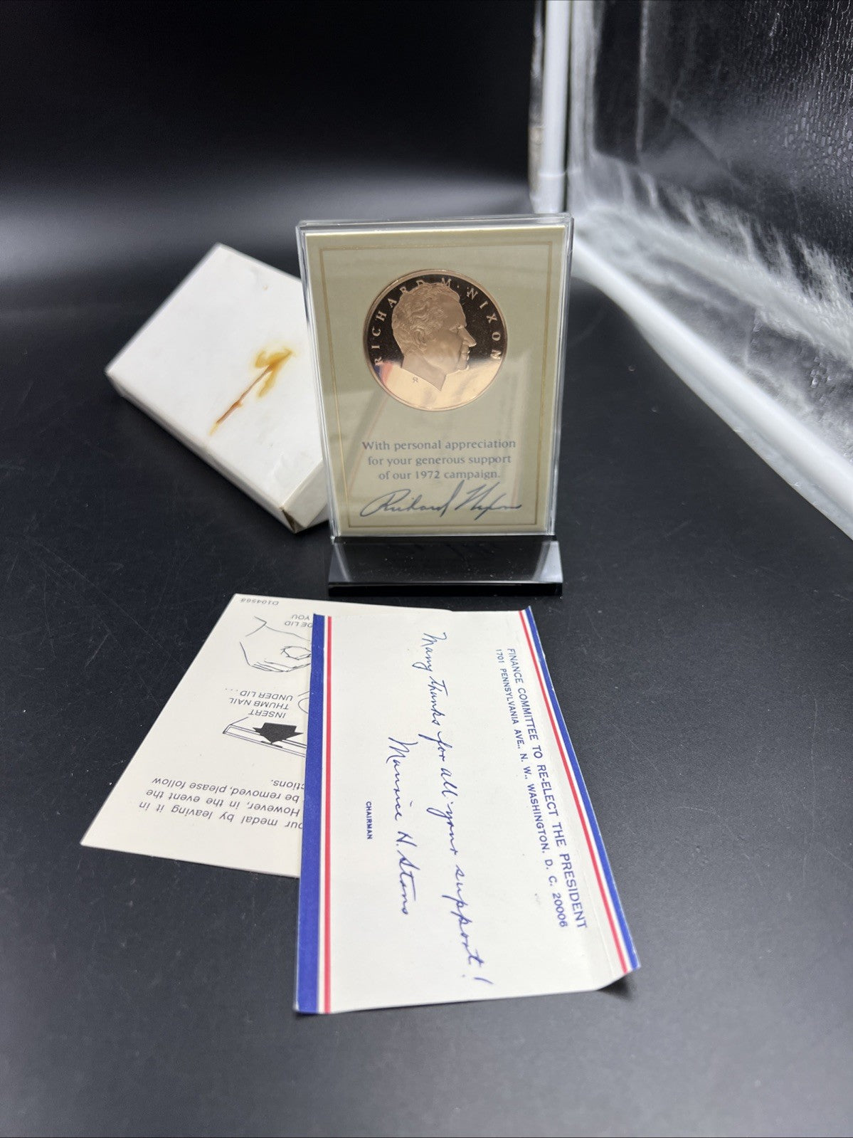 Re-elect Richard Nixon GOP Campaign Medal Thank You Gift w/ Display Stand
