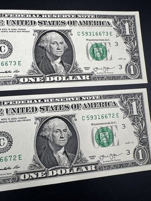 2 Consecutive 2013 $1 FRN Federal Reserve Notes CH UNC #72