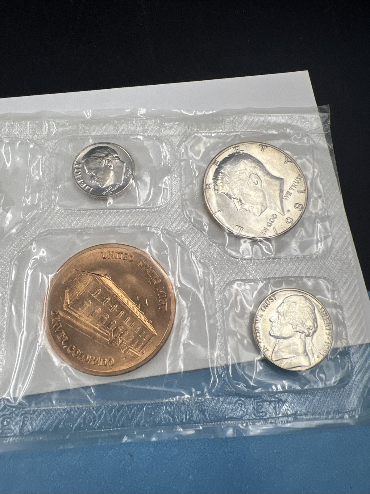 1981 D Denver Mint Souvenir Set Uncirculated Coins and Medal With Envelope
