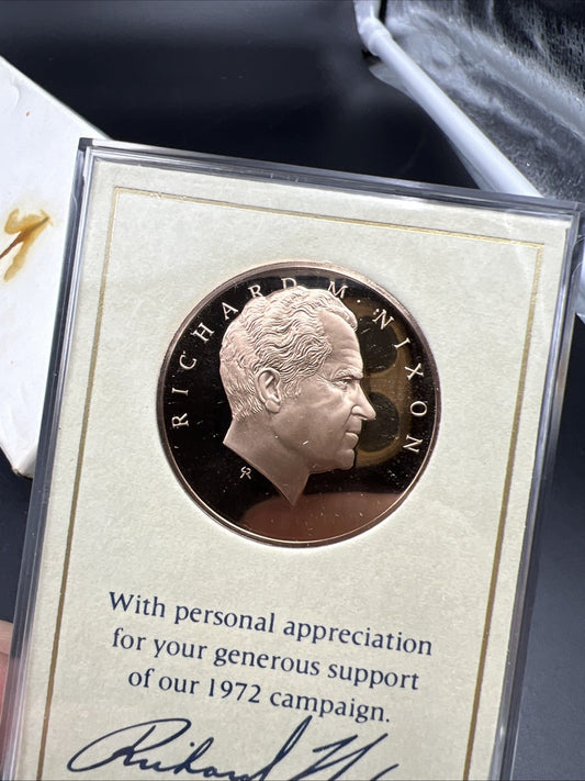 Re-elect Richard Nixon GOP Campaign Medal Thank You Gift w/ Display Stand