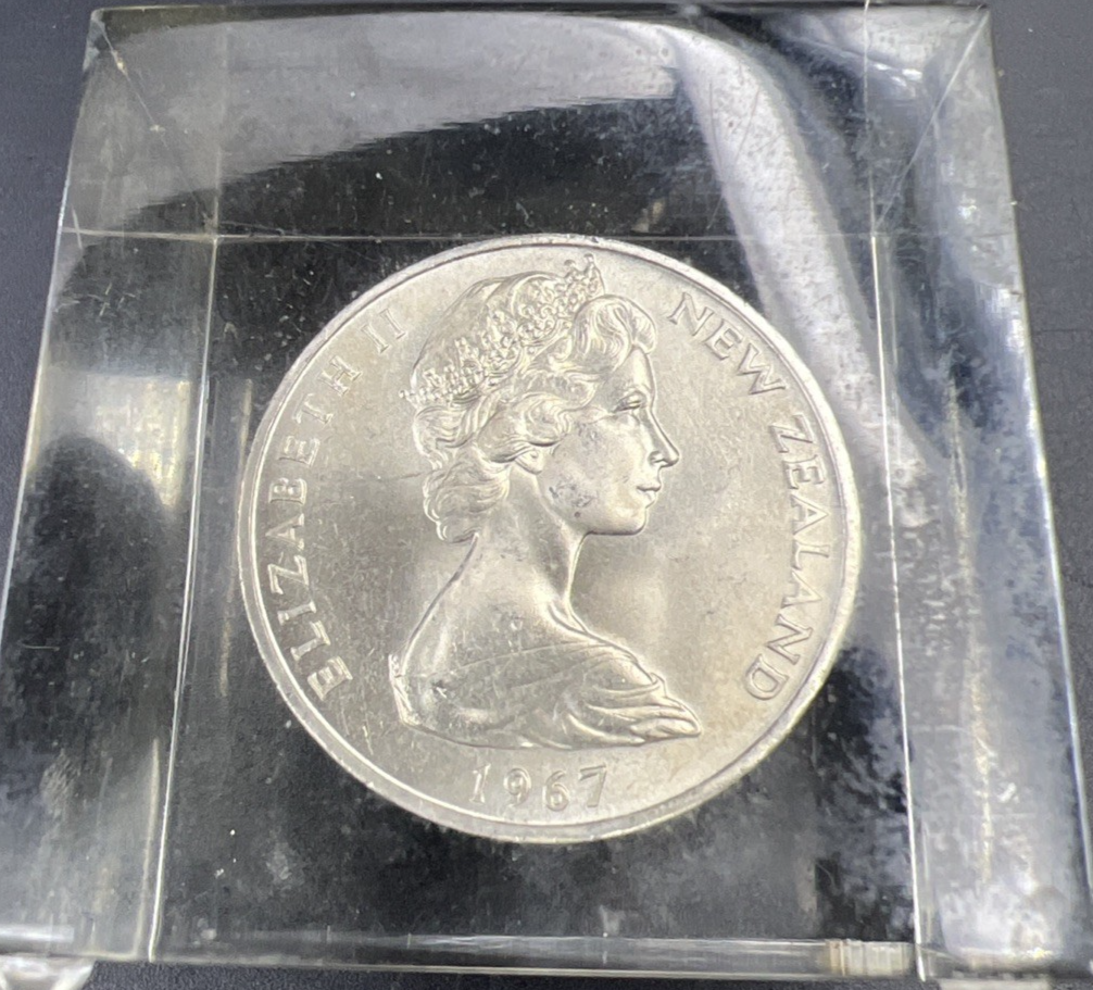 Coin Cube 1967 New Zealand CU-NI Dollar Coin Gem BU In Clear Plastic Paperweight