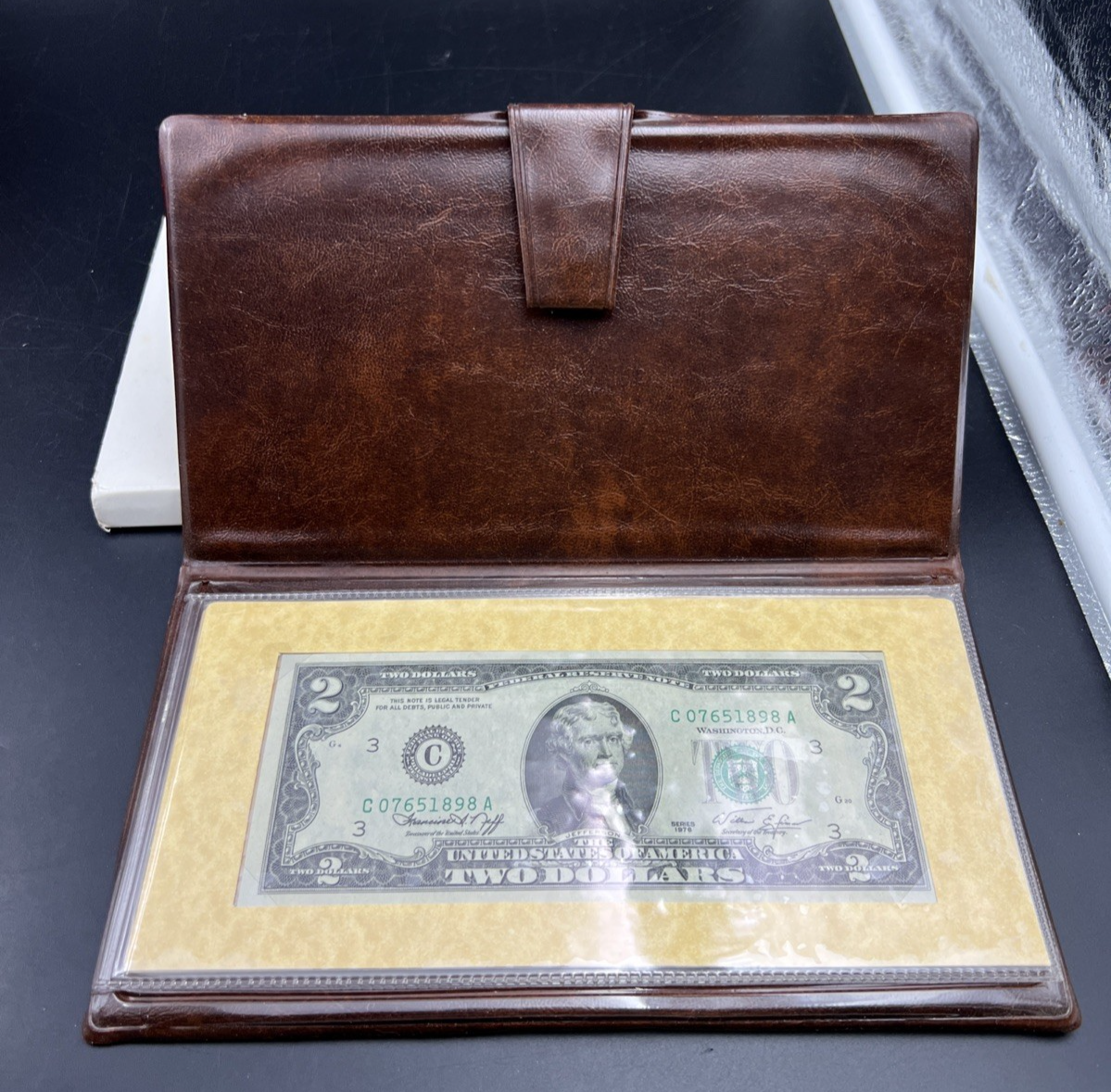 FDOI 1976 $2 FRN Federal Reserve Bicentennial Note April 13th leather display #8