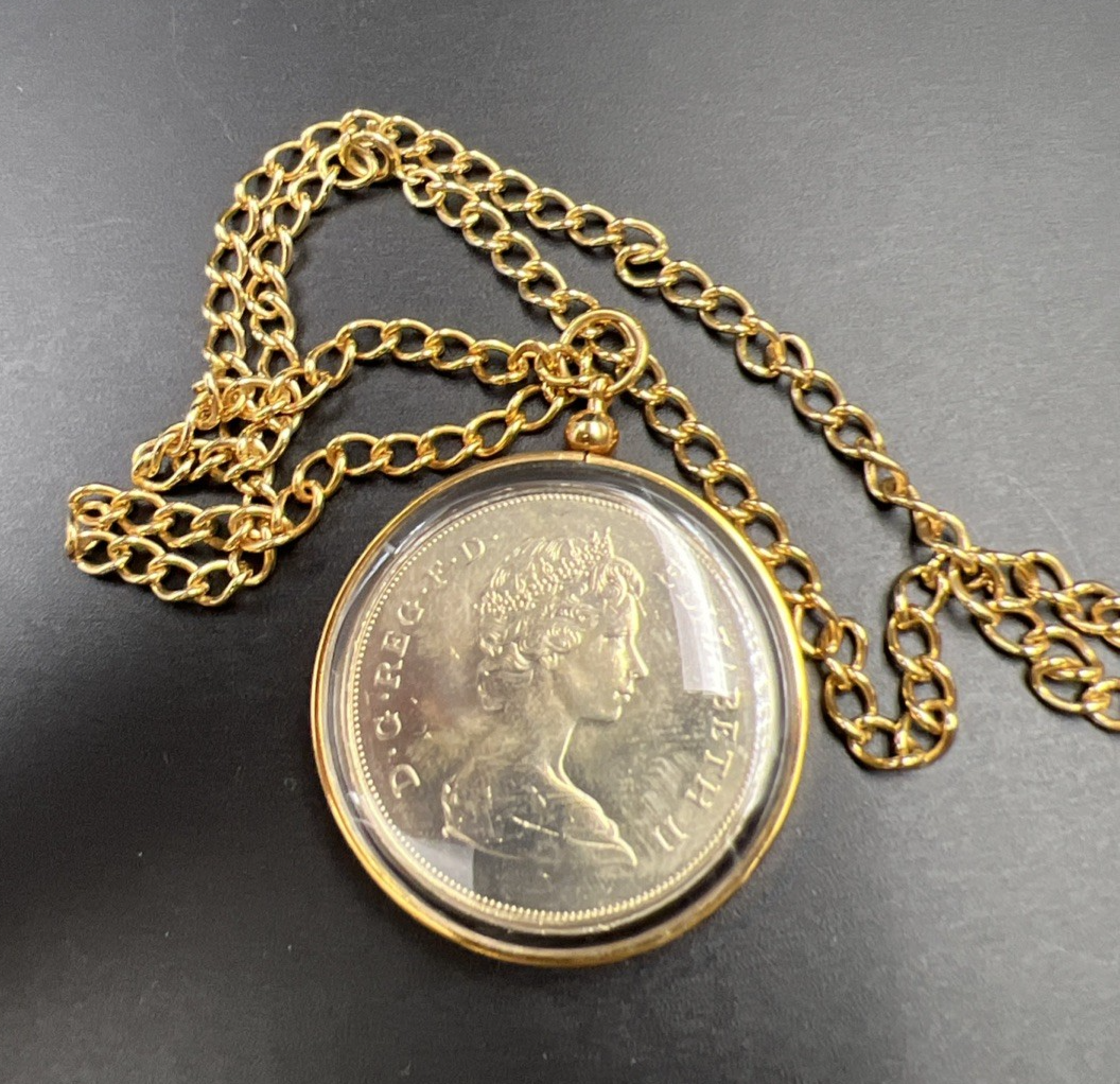 1981 Royal Wedding Commemorative Crown Prince & Diana Coin in Bezel/Chain
