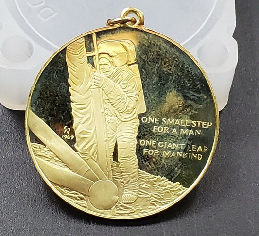 1969 18K Gold Franklin Mint First Step on Moon Apollo Landing Pendant COA 16 g