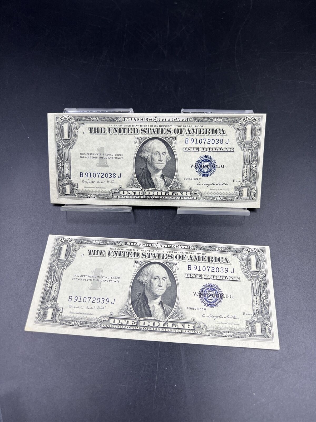 Lot of 2 Consecutive 1935 G $1 Blue Seal Silver Certificates CU UNC US Notes